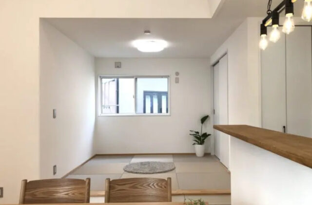 大開口の窓と高窓から光が注ぐウッドデッキと一体化したナチュラルな平屋 - センチュリーハウス - 小上がり和室