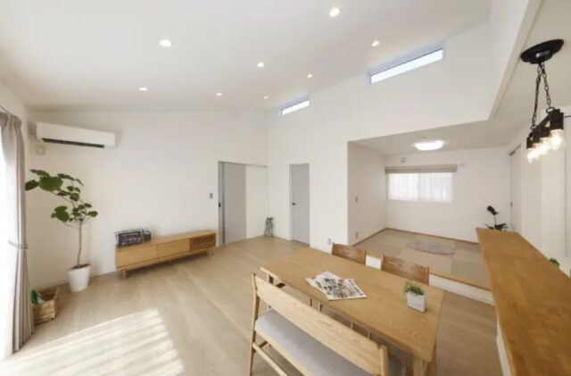 大開口の窓と高窓から光が注ぐウッドデッキと一体化したナチュラルな平屋 - センチュリーハウス - リビング