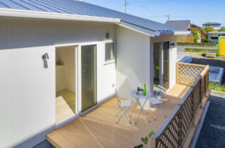 大開口の窓と高窓から光が注ぐウッドデッキと一体化したナチュラルな平屋 - センチュリーハウス - ウッドデッキ