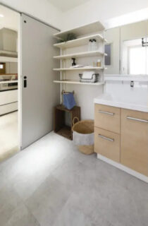 大開口の窓と高窓から光が注ぐウッドデッキと一体化したナチュラルな平屋 - センチュリーハウス - 洗面スペース