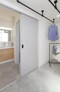 大開口の窓と高窓から光が注ぐウッドデッキと一体化したナチュラルな平屋 - センチュリーハウス - ランドリールーム・洗面スペース