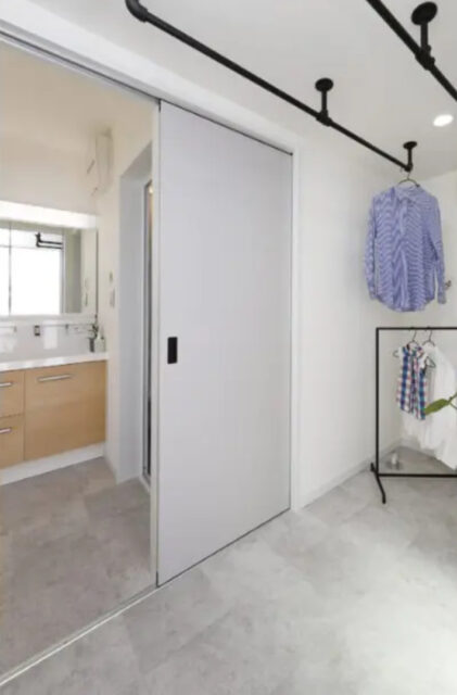 大開口の窓と高窓から光が注ぐウッドデッキと一体化したナチュラルな平屋 - センチュリーハウス - ランドリールーム・洗面スペース