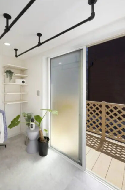 大開口の窓と高窓から光が注ぐウッドデッキと一体化したナチュラルな平屋 - センチュリーハウス - ランドリールーム・ウッドデッキ