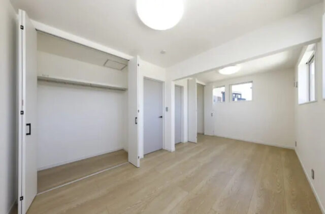 大開口の窓と高窓から光が注ぐウッドデッキと一体化したナチュラルな平屋 - センチュリーハウス - 洋室