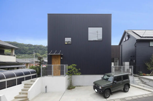 重厚感あるキューブ外観と吹き抜けの開放感が心地よい洗練された2階建て - センチュリーハウス - 外観
