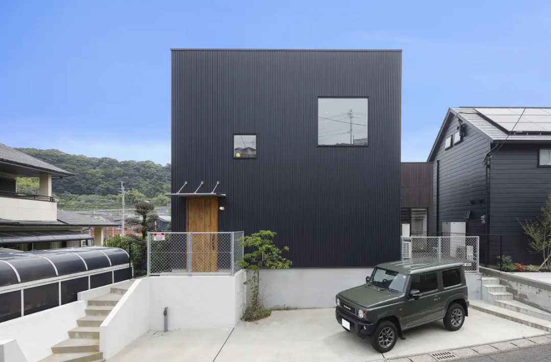 重厚感あるキューブ外観と吹き抜けの開放感が心地よい洗練された2階建て - センチュリーハウス - 外観