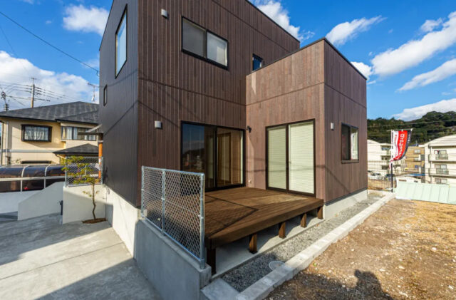 重厚感あるキューブ外観と吹き抜けの開放感が心地よい洗練された2階建て - センチュリーハウス - ウッドデッキ