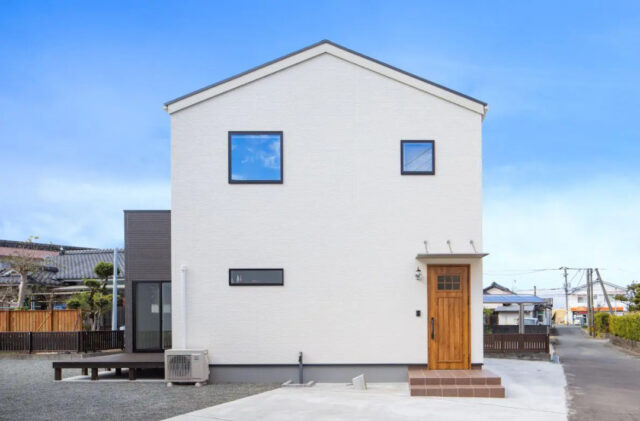 三角屋根の白い外装にモダンな内装が映えるデザインと機能性を両立した2階建て - センチュリーハウス - 外観