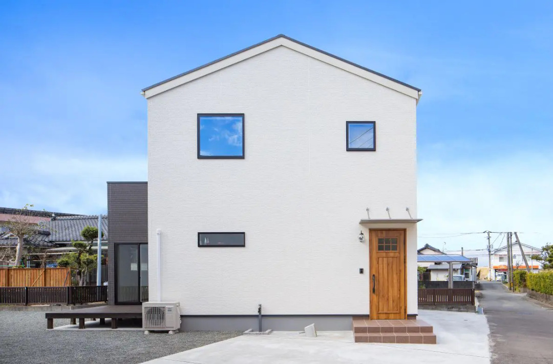 三角屋根の白い外装にモダンな内装が映えるデザインと機能性を両立した2階建て - センチュリーハウス - 外観
