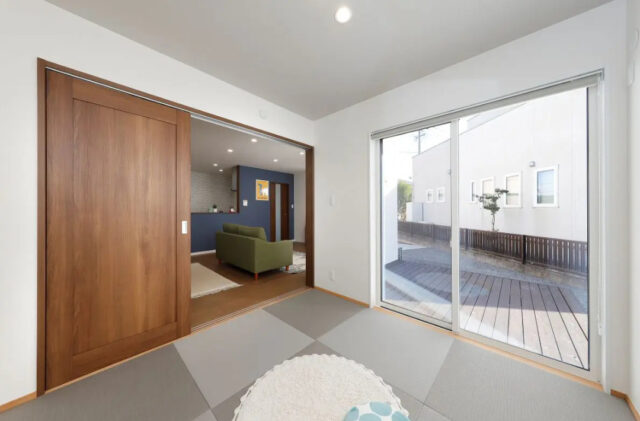 三角屋根の白い外装にモダンな内装が映えるデザインと機能性を両立した2階建て - センチュリーハウス - 和室