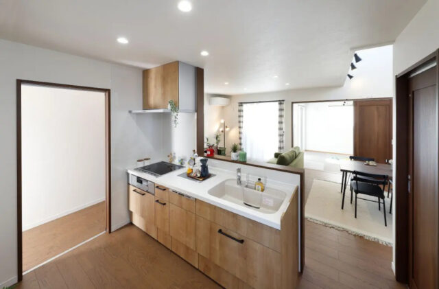 三角屋根の白い外装にモダンな内装が映えるデザインと機能性を両立した2階建て - センチュリーハウス - キッチン