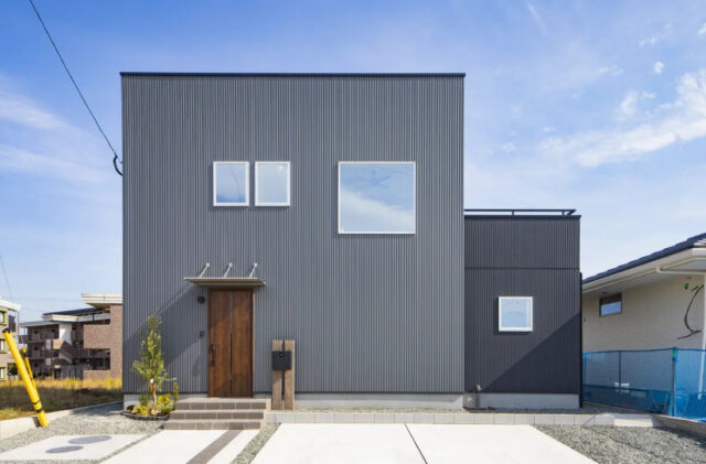 開放的な吹き抜けと動線にこだわったガルバリウムの2階建て - センチュリーハウス - 外観