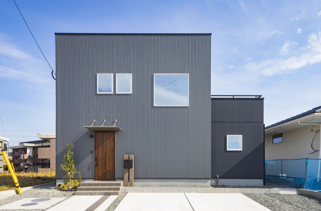 開放的な吹き抜けと動線にこだわったガルバリウムの2階建て - センチュリーハウス - 外観