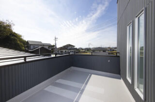 開放的な吹き抜けと動線にこだわったガルバリウムの2階建て - センチュリーハウス - バルコニー
