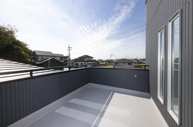 開放的な吹き抜けと動線にこだわったガルバリウムの2階建て - センチュリーハウス - バルコニー