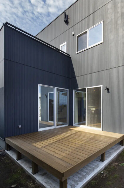 開放的な吹き抜けと動線にこだわったガルバリウムの2階建て - センチュリーハウス - ウッドデッキ