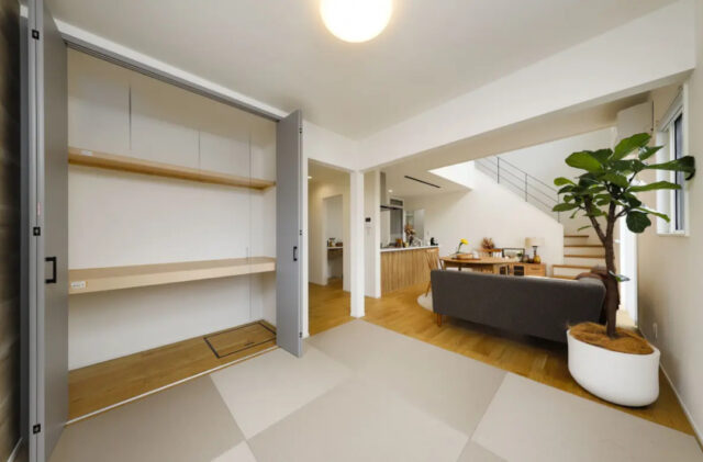 木目とグレーがマッチした 明るく開放的なナチュラルスタイルの2階建て - センチュリーハウス - 和室