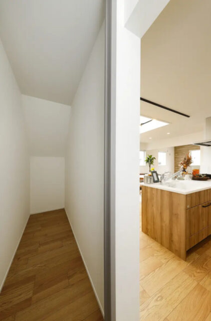 木目とグレーがマッチした 明るく開放的なナチュラルスタイルの2階建て - センチュリーハウス - 階段下収納