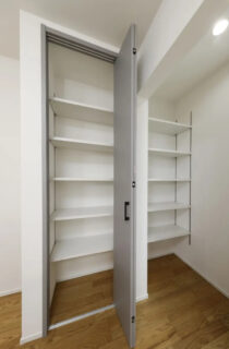 木目とグレーがマッチした 明るく開放的なナチュラルスタイルの2階建て - センチュリーハウス - パントリー