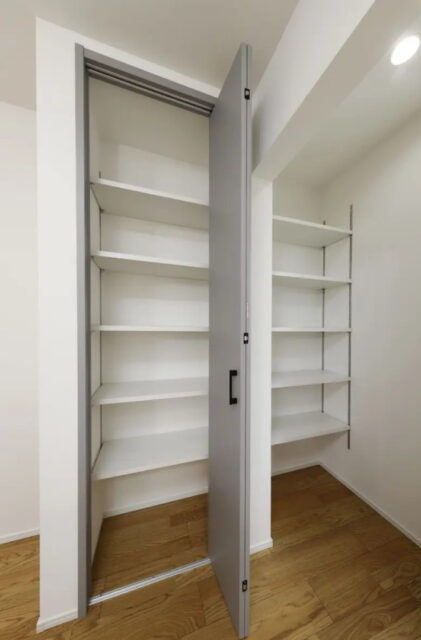 木目とグレーがマッチした 明るく開放的なナチュラルスタイルの2階建て - センチュリーハウス - パントリー