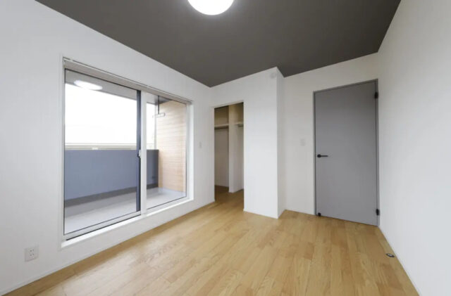木目とグレーがマッチした 明るく開放的なナチュラルスタイルの2階建て - センチュリーハウス - 洋室