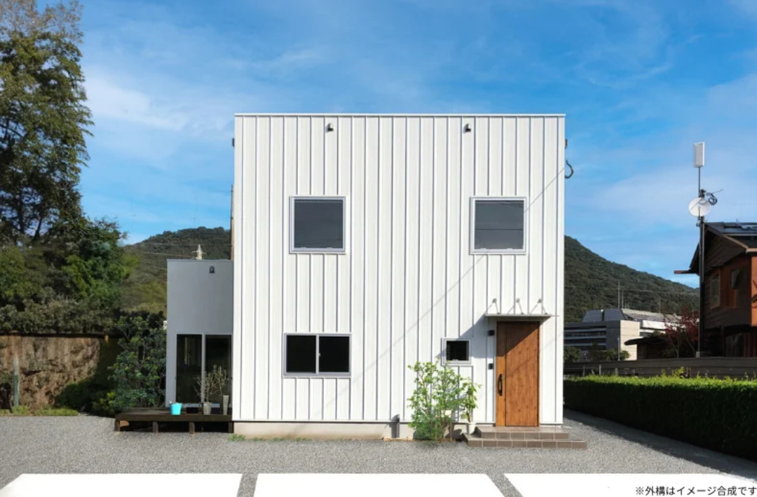 白いキューブ型の外観と吹き抜けから光が降り注ぐ4LDKの住まい - センチュリーハウス - 外観