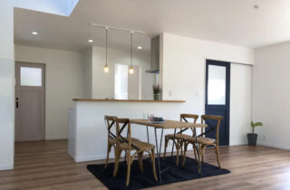 白いキューブ型の外観と吹き抜けから光が降り注ぐ4LDKの住まい - センチュリーハウス - LDK