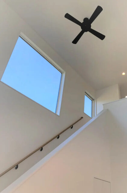 白いキューブ型の外観と吹き抜けから光が降り注ぐ4LDKの住まい - センチュリーハウス - 吹き抜け