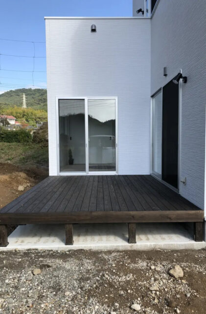 白いキューブ型の外観と吹き抜けから光が降り注ぐ4LDKの住まい - センチュリーハウス - ウッドデッキ