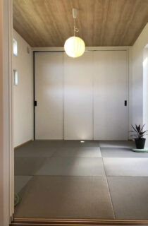 小さな窓が並ぶ外観が特徴の6帖の中庭がある住まい - センチュリーハウス - 和室