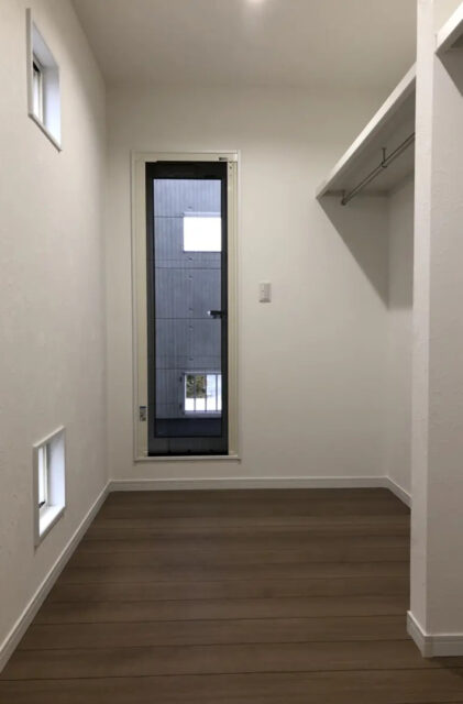 小さな窓が並ぶ外観が特徴の6帖の中庭がある住まい - センチュリーハウス - 寝室・WIC