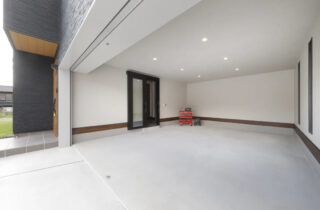 約10坪のインナーガレージとお帰り動線が魅力の平屋 - センチュリーハウス - ガレージ