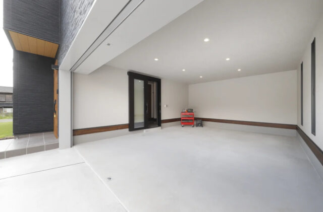 約10坪のインナーガレージとお帰り動線が魅力の平屋 - センチュリーハウス - ガレージ