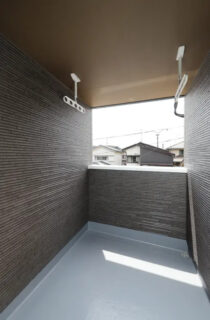 吹き抜けの開放感とコンパクト動線が活きる25坪4LDKの住まい - センチュリーハウス - インナーバルコニー