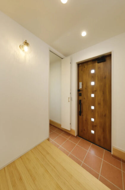 白基調のナチュラルモダンで開放感あふれる25坪の平屋 - センチュリーハウス - 玄関・収納