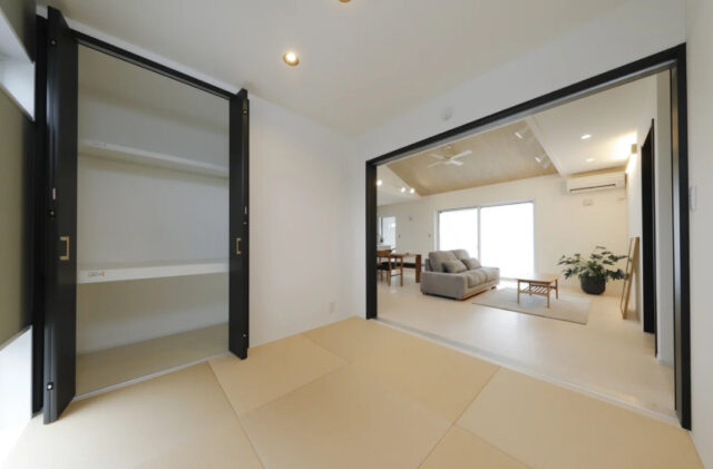 庭へと視線が抜ける勾配天井と黒が映えるモダン平屋 - センチュリーハウス - 和室