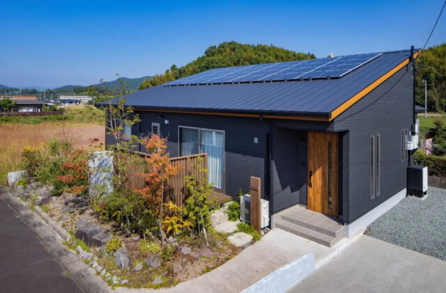 片流れの大屋根と勾配天井が広がる木目が心地よい平屋 - センチュリーハウス - 外観