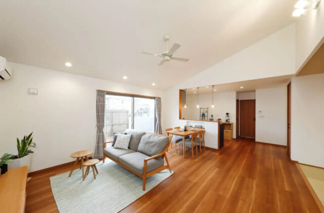 片流れの大屋根と勾配天井が広がる木目が心地よい平屋 - センチュリーハウス - LDK