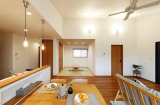 片流れの大屋根と勾配天井が広がる木目が心地よい平屋 - センチュリーハウス - ダイニング