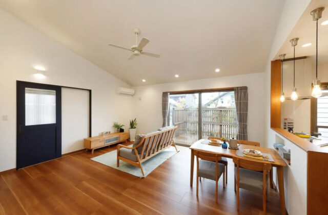 片流れの大屋根と勾配天井が広がる木目が心地よい平屋 - センチュリーハウス - リビング