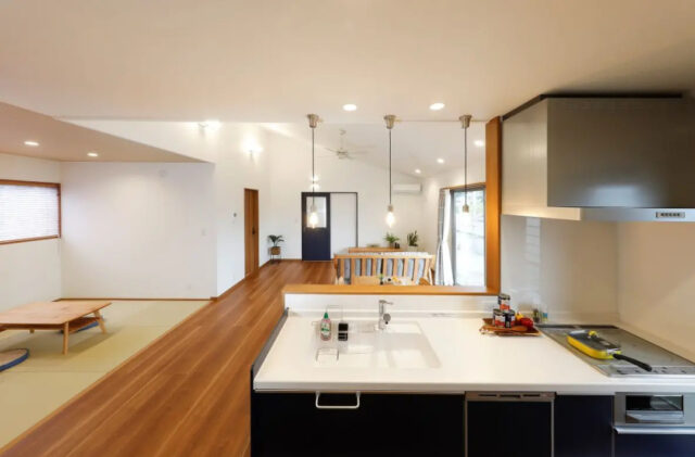 片流れの大屋根と勾配天井が広がる木目が心地よい平屋 - センチュリーハウス - LDK・和室