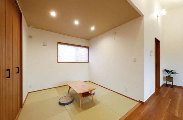 片流れの大屋根と勾配天井が広がる木目が心地よい平屋 - センチュリーハウス - 和室