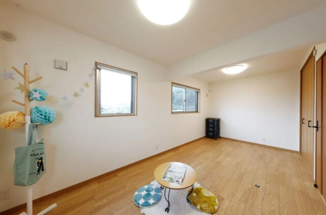 片流れの大屋根と勾配天井が広がる木目が心地よい平屋 - センチュリーハウス - 洋室