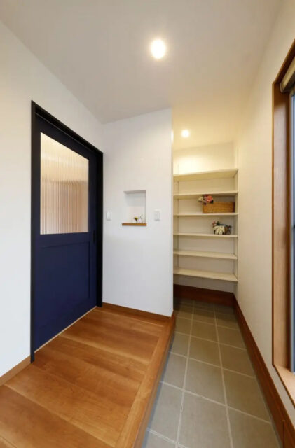 片流れの大屋根と勾配天井が広がる木目が心地よい平屋 - センチュリーハウス - 玄関