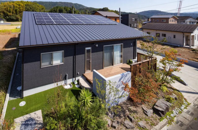 片流れの大屋根と勾配天井が広がる木目が心地よい平屋 - センチュリーハウス - 外観・ウッドデッキ