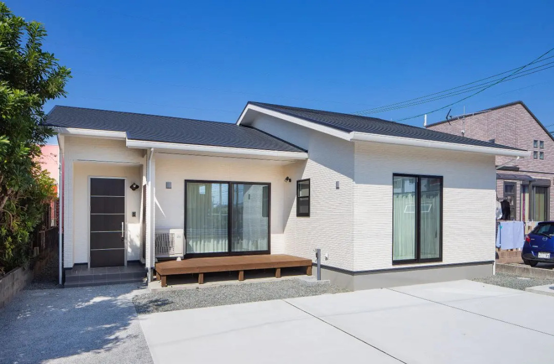 間接照明が木目を照らす折り上げ天井が美しい平屋 - センチュリーハウス - 外観