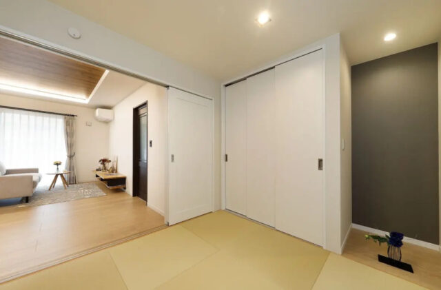 間接照明が木目を照らす折り上げ天井が美しい平屋 - センチュリーハウス - 和室
