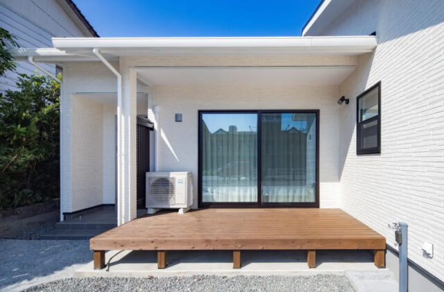 間接照明が木目を照らす折り上げ天井が美しい平屋 - センチュリーハウス - ウッドデッキ
