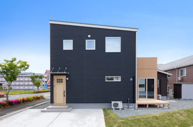 黒×木目のモダンな外観と吹抜けリビングがある2階建て - センチュリーハウス - 外観