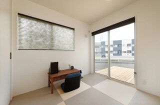 黒×木目のモダンな外観と吹抜けリビングがある2階建て - センチュリーハウス - 和室